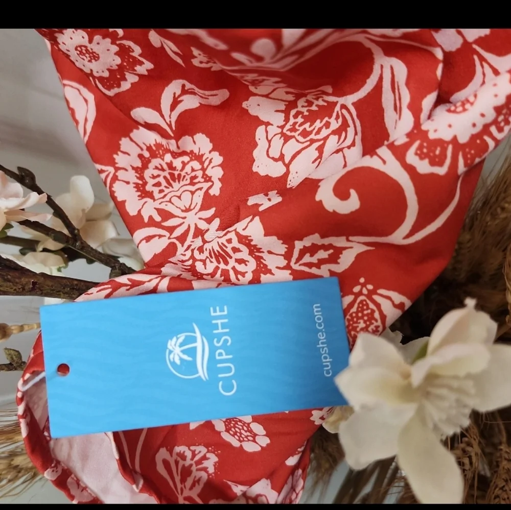 🕶Cupshe Red and White Floral Dress🕶 - Picture 4 of 9
